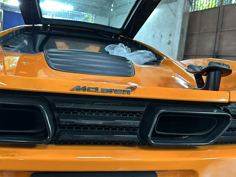 McLaren naranja en el taller