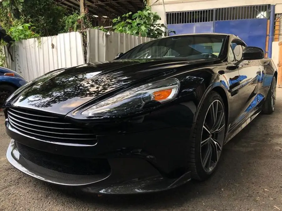 Aston Martin negro